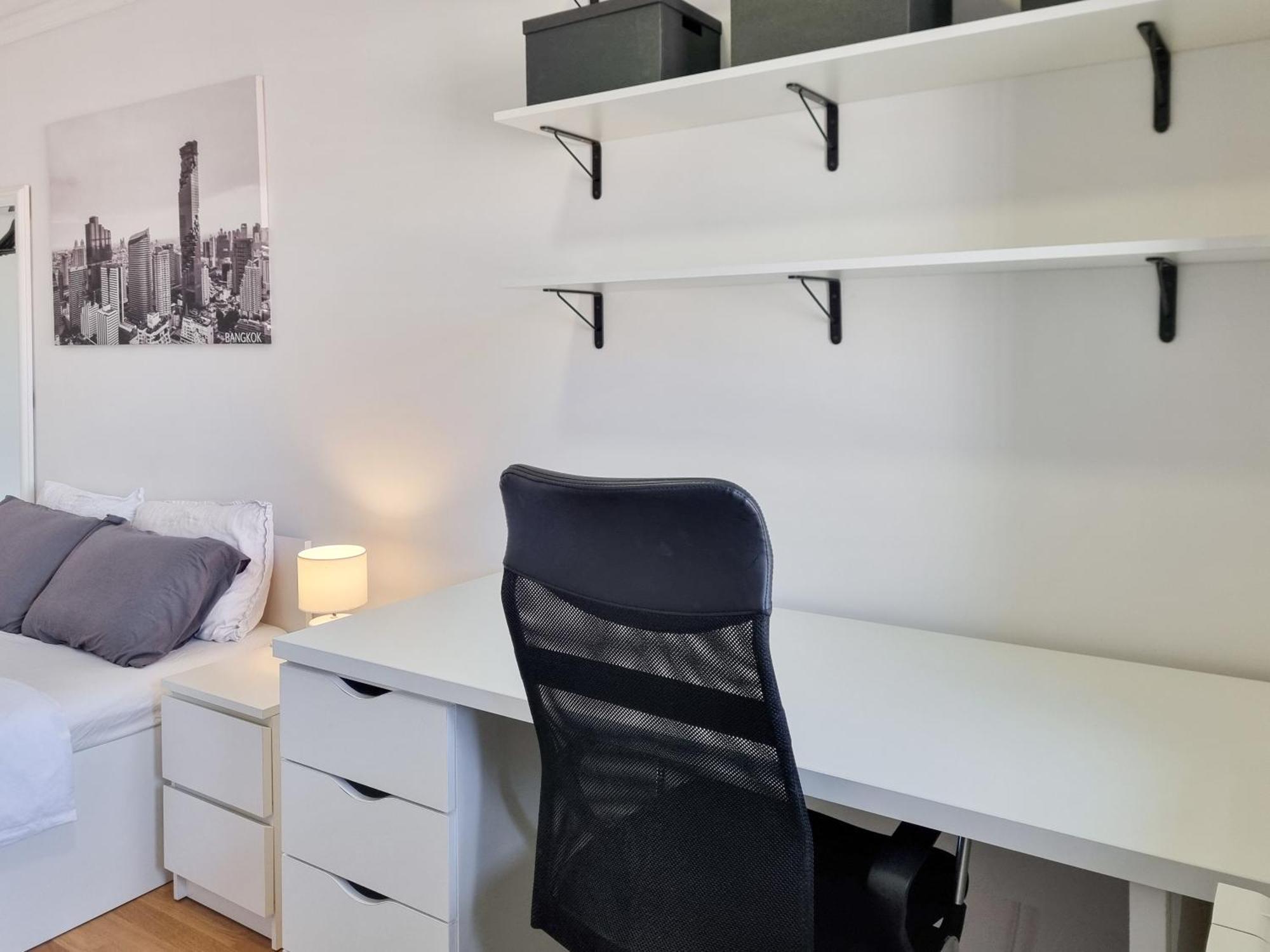 Modern 1br With Workspace, Ideal For Long Apartment